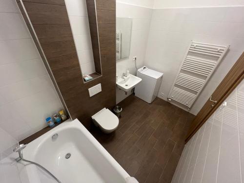 皮耶什佳尼Apartment YELLOW ROSE, Perfect Location with Free Parking, 24h Checkin & Balcony的带浴缸、卫生间和盥洗盆的浴室