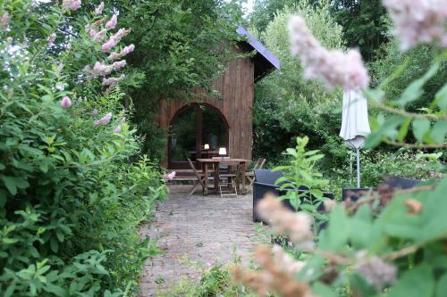 Ban-sur-Meurthe-ClefcyBnB chambres d'hôtes le Chêne的花园内带桌椅的庭院