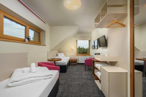 贝德日霍夫Hotel Premier- Adults Only的酒店客房带两张床和一个客厅