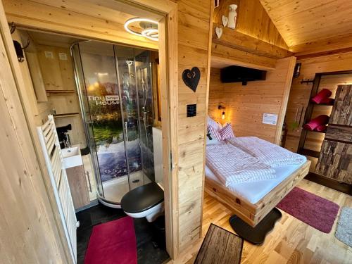 EhenbichlTiny House Singer - contactless check-in - Sauna的小房间设有一张床和淋浴