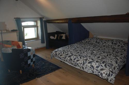 GouvyLe Buisson B&B的一间卧室设有一张床和一个窗口