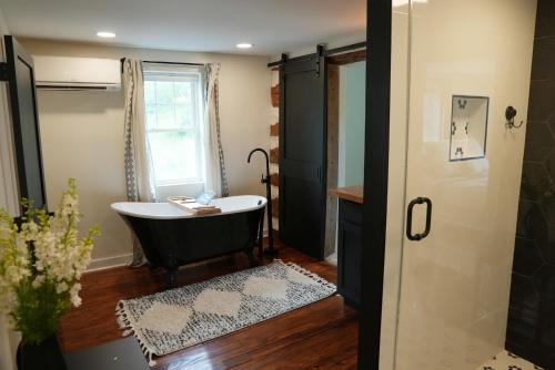 Glen RockThe Inn at Terra Farms的一间带黑色浴缸和窗户的浴室