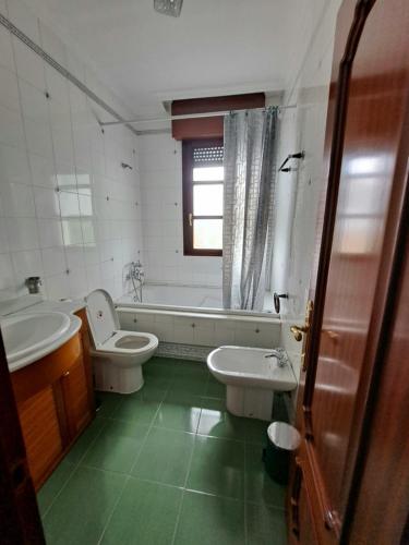 希洪Casa Chalet, Villa Elisa的带浴缸、卫生间和盥洗盆的浴室