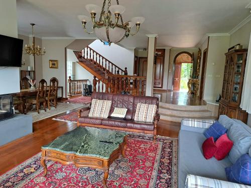 希洪Casa Chalet, Villa Elisa的客厅配有沙发和桌子
