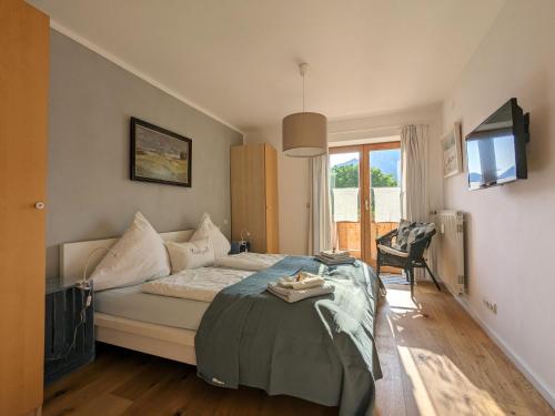 翁特尔韦森Lieblingsort的一间卧室设有一张床、一台电视和一个窗口。