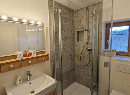 翁特尔韦森Lieblingsort的带淋浴和盥洗盆的浴室