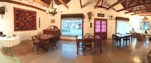埃博森Las Tejuelas Hosteria Patagonica的一间带桌椅和吊灯的用餐室