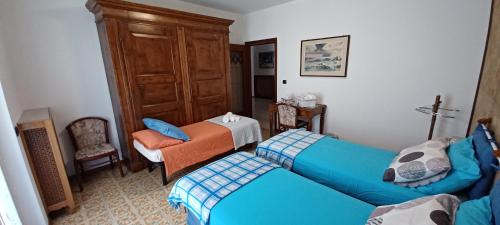 蒂拉诺Retica Tirano的小房间设有两张床和椅子