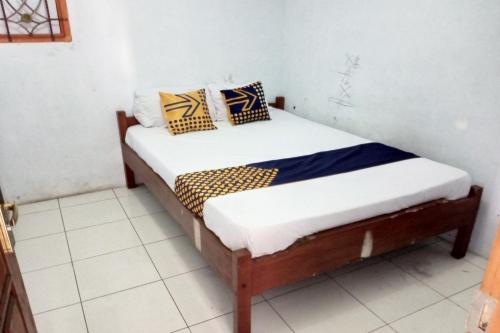 NgadipuroSPOT ON 92743 Kost Elisabeth Syariah的一间小卧室,卧室内配有一张床铺