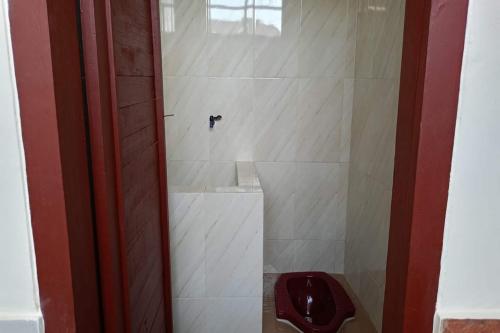 NgadipuroSPOT ON 92743 Kost Elisabeth Syariah的带淋浴和卫生间的浴室