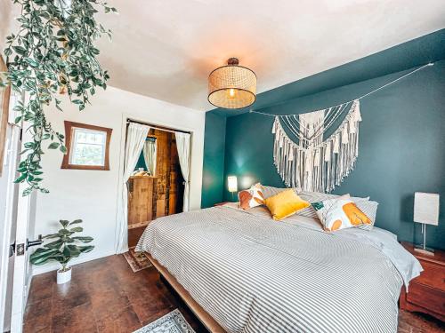 圣马修园Auberge Mandala的一间卧室设有一张床和蓝色的墙壁