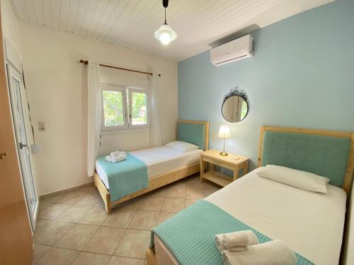 莫什劳斯维亚度假屋的一间卧室设有两张床和窗户。