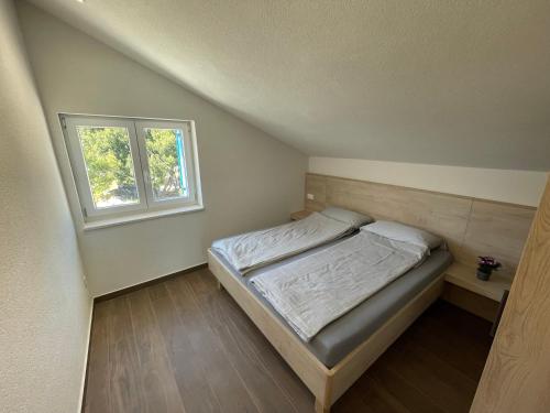 穆泰尔岛BEACHFRONT VILLA Murter的一间小卧室,配有床和窗户