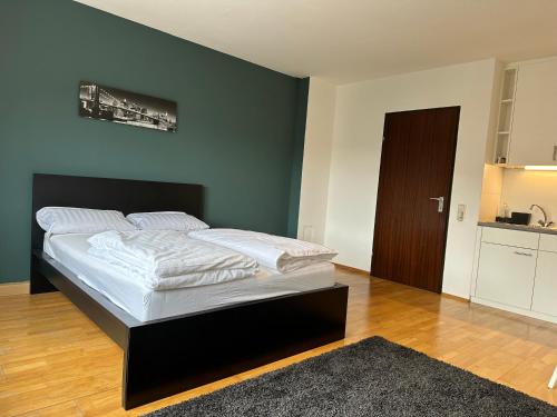 林茨Studio Apartment near Linz Main Train Station的一间卧室配有一张带黑色床头板的床