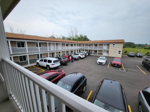 尼亚加拉瀑布Stay Inn Niagara Falls Vacation Studios的酒店门前设有停车场,可停放汽车