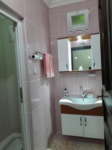 Doğa manzaralı ev的一间带水槽和镜子的浴室