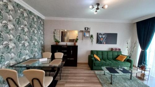 第比利斯NG Cozy App的客厅配有绿色沙发和桌子