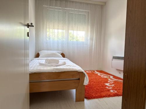 拉克塔希Apartment DUNJA Laktasi的一间小卧室,配有床和窗户