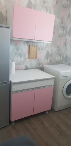 SamtrediaRecalls的一间带粉色水槽和洗衣机的浴室