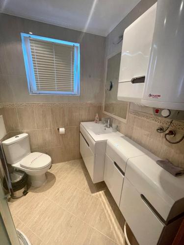 比亚拉Byla Sun Day Apartament的浴室配有白色卫生间和盥洗盆。