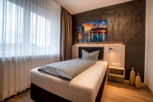 盖尔森基兴莫诺普酒店的一间卧室设有一张大床和一个大窗户