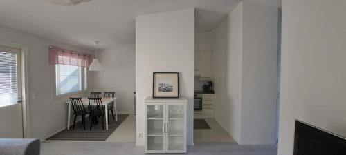 波里Apartment Iltarusko free parking的一间白色的房间,配有桌子和饭厅