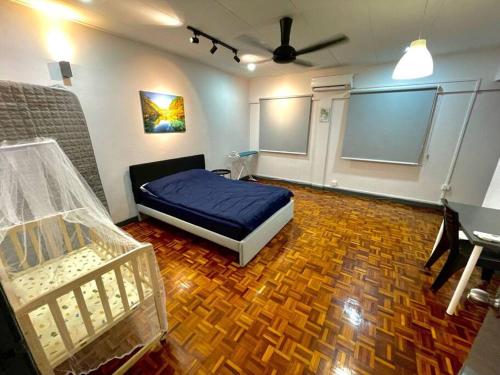 八打灵再也6-12Pax The Premium House 2 - Heart Of Sunway的卧室配有一张床和一张桌子