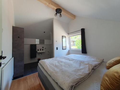 克查赫Alpensuss的一间卧室设有一张大床和一个窗户。