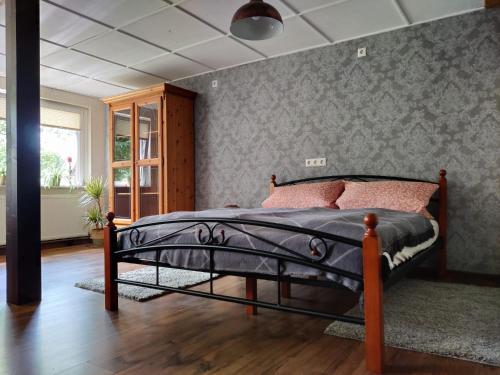 阿罗德Ferienwohnung Malu Sol im Harz - stilvoll, gemütlich, tierfreundlich - mit Garten的卧室配有一张床