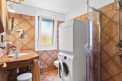 圣乌尔苏拉维斯塔马公寓的一间带冰箱、洗衣机和烘干机的浴室