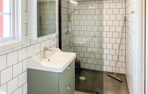 卡尔马Stunning Home In Kalmar With Kitchen的一间带水槽和镜子的浴室