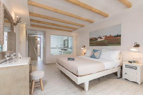 阿吉奥斯普罗科皮奥斯纳克索斯岛酒店的一间带大床的卧室和一间浴室