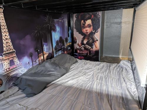 凤凰城Shared living NOT A HOTEL的一张带艾菲尔铁塔画的床铺