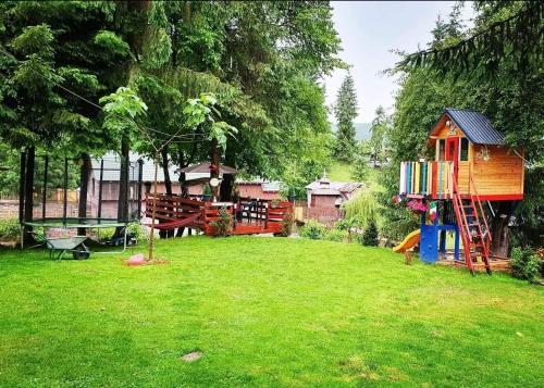 Valea DoftaneiCasuta dintre brazi - Valea Doftanei - 2 camere的一个带游乐场和游戏房的庭院