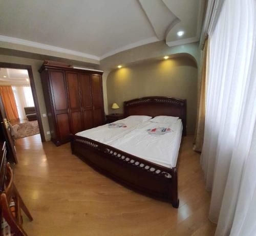 巴统appartments in Batumi的一间卧室配有一张带白色床单的大床