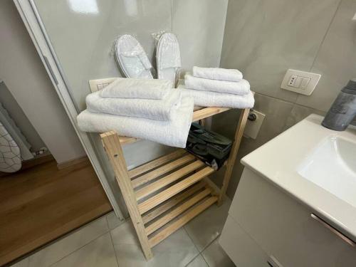 瓦雷泽Sweet home的浴室设有带毛巾和水槽的架子
