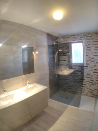 诺亚芒提亚Maison 5 personnes à Noirmoutier的大型浴室设有2个水槽和淋浴。