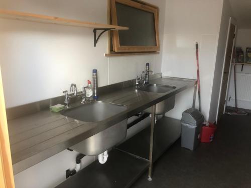 刘易斯Scallow Campsite的一间客房内带两个盥洗盆的浴室