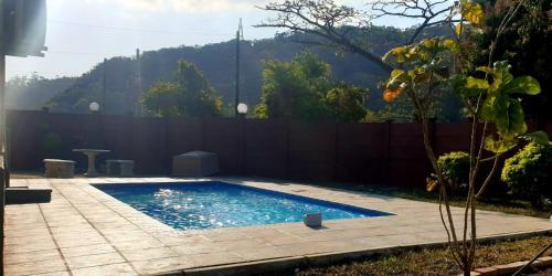 马盖特Rietvlei Guesthouse Main House的后院的小型游泳池,带有围栏