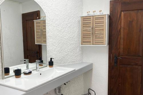纳沙泰尔Gite des Pavés à Peseux的一间带水槽和镜子的浴室
