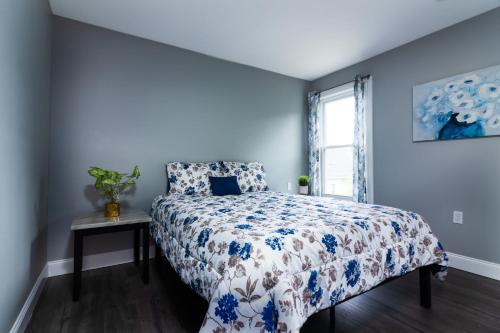 Quaint 1 Bedroom Apartment Sleeps 2-3, Near Niagara Falls客房内的一张或多张床位