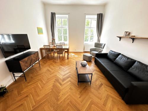 布拉格Black Eagle Apartments的客厅配有黑色沙发和桌子