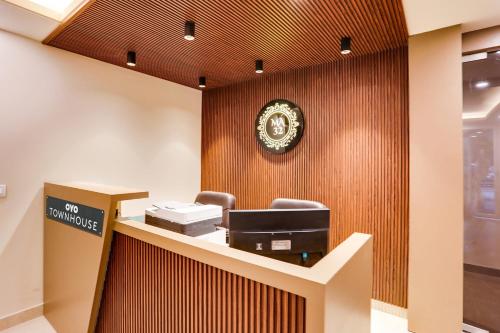 古尔冈Townhouse MA-32的带有现金登记册的桌子的办公室