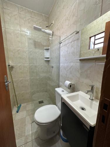 戈亚斯州上帕莱索Flats Paraíso Dos Ipês的浴室配有卫生间、盥洗盆和淋浴。