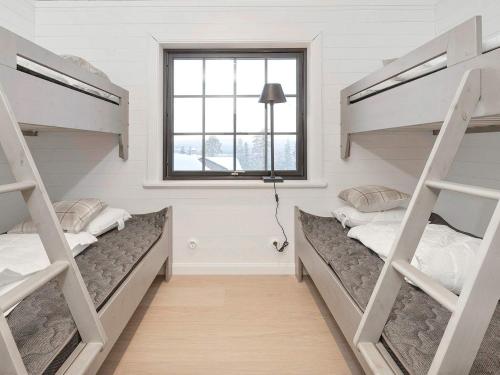 斯托滕Holiday home Sälen的一间卧室设有两张双层床和一扇窗户。