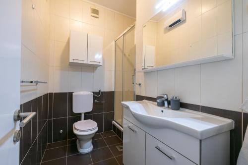 布尔纳Bugenvilija apartment的浴室配有白色卫生间和盥洗盆。