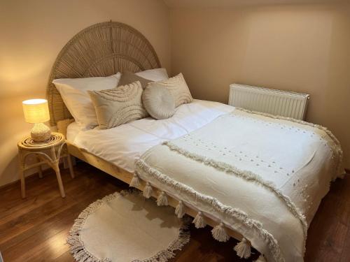 新松奇Apartament BohoLook的一张带白色床单和枕头的床