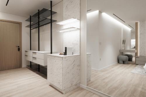雅典Nur Aparthotel Athens的白色的客房设有柜台和镜子
