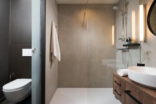 萨尔茨堡master Linzergasse的一间带水槽、卫生间和镜子的浴室