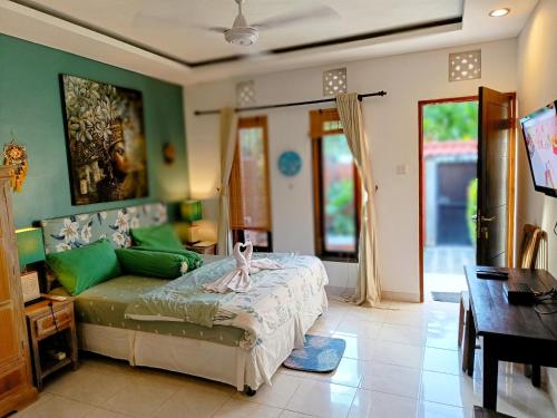 沙努尔梅尔帕提一室公寓的一间卧室配有一张带绿色墙壁的床和一张桌子